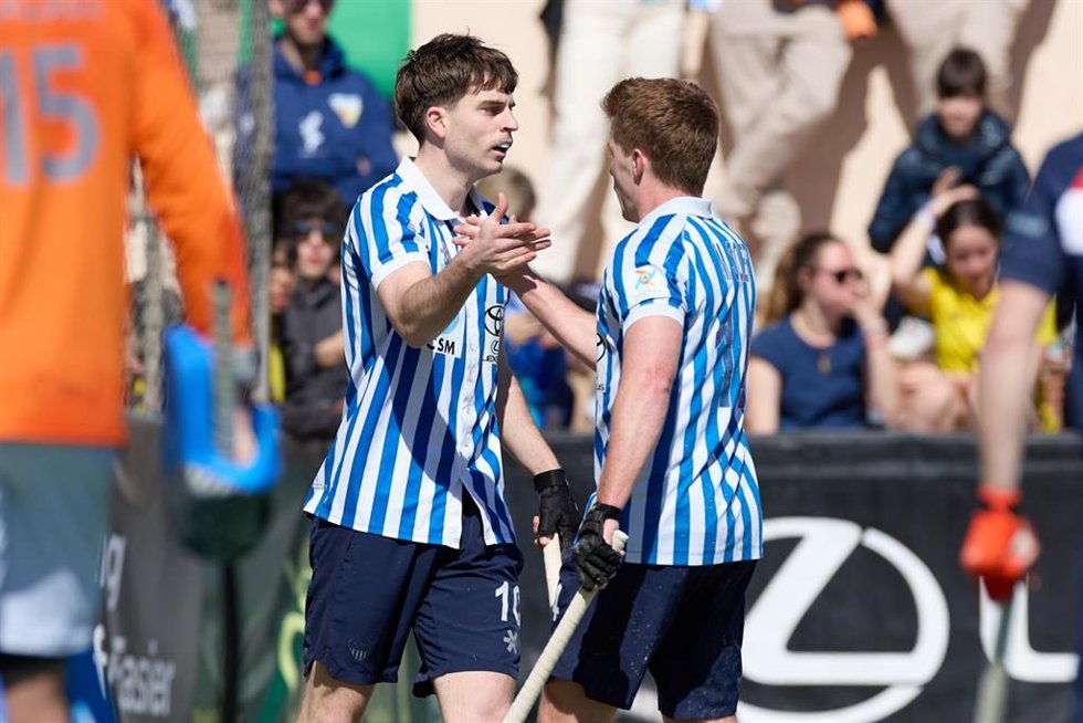 Los jugadores del Club Egara celebran un gol durante la Copa del Rey de hockey hierba 2025.
