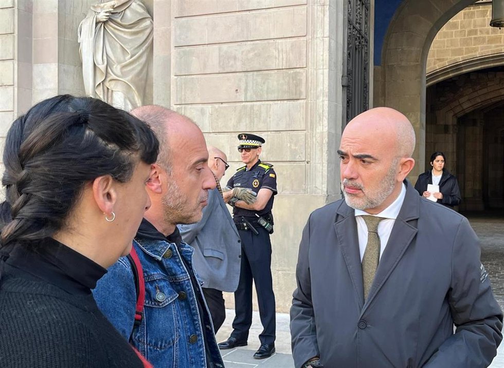 El líder del PP en el Ayuntamiento de Barcelona, Dani Sirera, con trabajadores del Centro de Acogida de Animales de Compañía de Barcelona (CAACB)