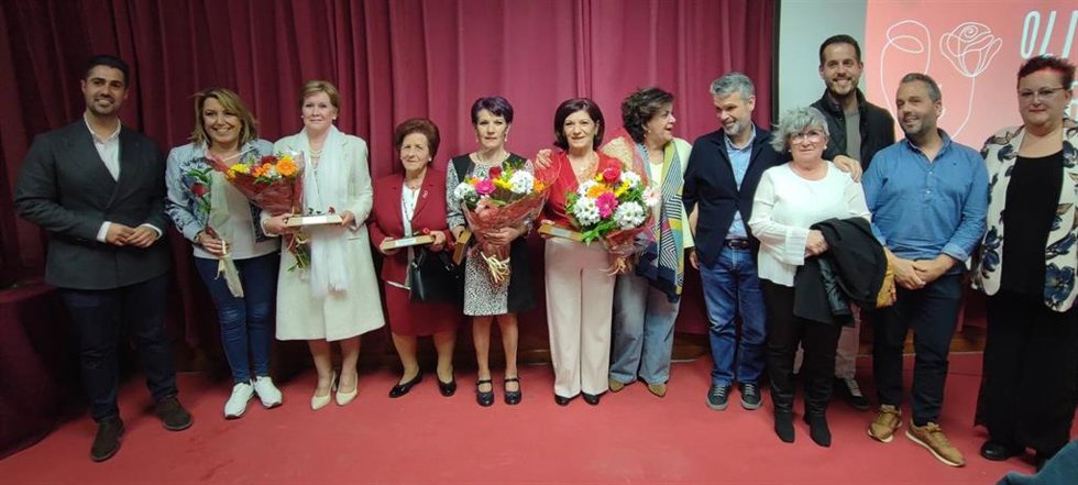 En Fuente de Piedra, el secretario de Organización del PSOE de Málaga, Pepe Bernal; la senadora socialista Susana Díaz y el alcalde, Siro Pachón, en los premios Oliva Carmona.