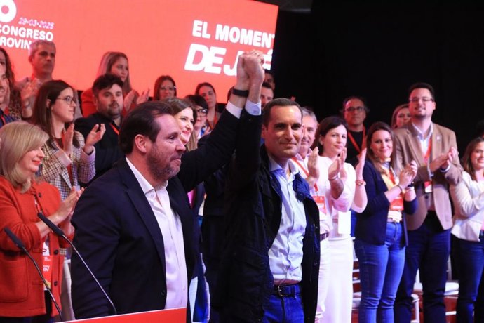 El secretario general del PSOE de Jaén, Juan Latorre, y el ministro de Transporte y Movilidad Sostenible, Óscar Puente, en el acto de clausura del 16º Congreso Provincial.