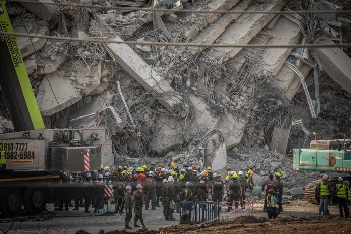 29 de março de 2025, Bangkok, Tailândia: Equipes de resgate trabalham incansavelmente em meio aos escombros de um arranha-céu que desabou no distrito de Chatuchak, em Bangcoc, após um terremoto em Myanmar atingir a capital tailandesa, entre outras cidades