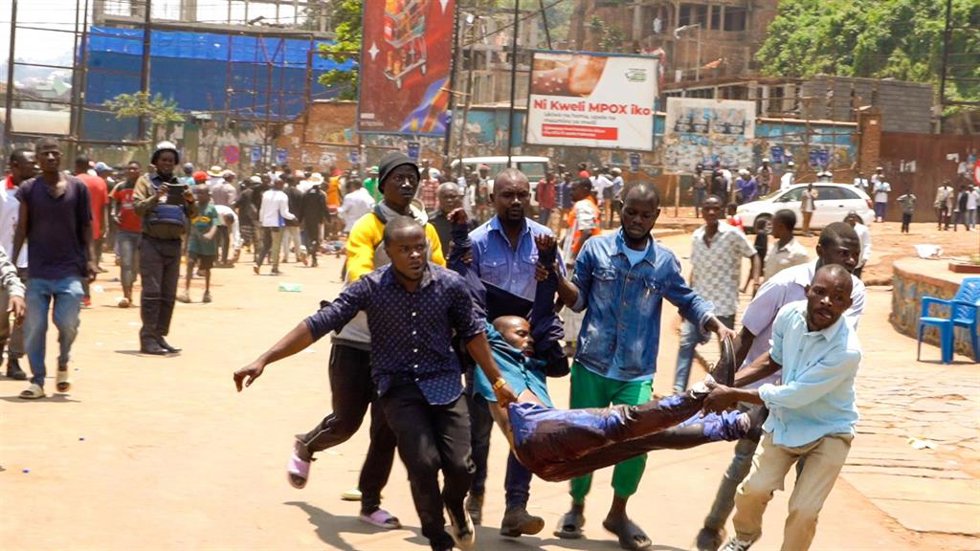 Archivo - Personas trasladando a un hombre herido en una explosión en Bukavu, RDC (archivo)
