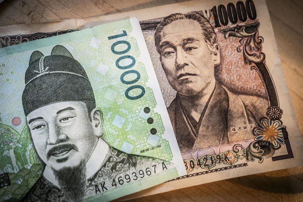 Archivo -  Ilustración fotográfica de un billete de won surcoreano junto a un yen japonés
