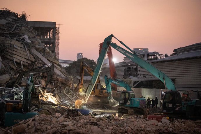 29 de março de 2025, Bangkok, Tailândia: Equipes de resgate trabalham incansavelmente em meio aos escombros de um arranha-céu que desabou no distrito de Chatuchak, em Bangcoc, após um terremoto em Myanmar atingir a capital tailandesa, entre outras cidades