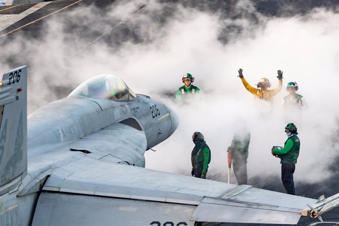 Avión de combate de EEUU, a punto de despegar del portaaviones 'Harry S. Truman' 