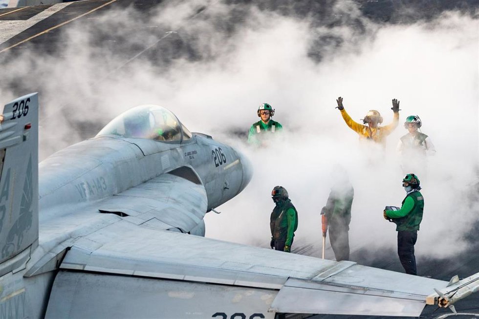 Avión de combate de EEUU, a punto de despegar del portaaviones 'Harry S. Truman' 