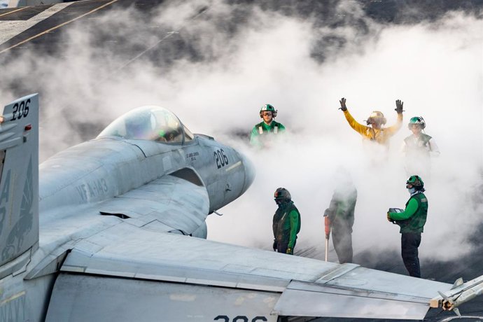 18 de março de 2025 - Área de responsabilidade - Um F/A-18E Super Hornet, pertencente ao Strike Fighter Squadron (VFA) 143, prepara-se para decolar do convés de voo do porta-aviões da classe Nimitz USS Harry S. Truman (CVN 75) durante operações de voo nos