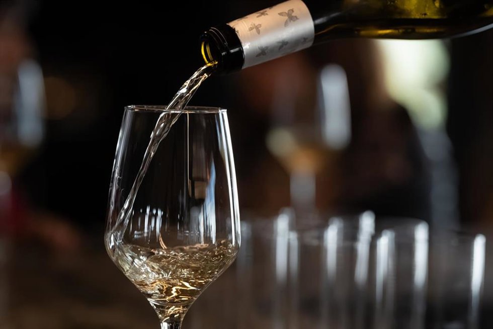 Archivo - Un camarero sirve una copa de vino blanco