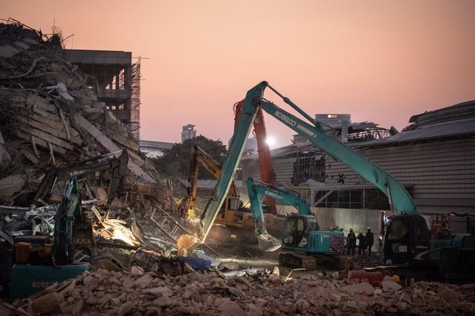 March 29, 2025, Bangkok, Thailand: Rescue teams work tirelessly amidst the rubble of a collapsed skyscraper in Bangkok's Chatuchak district following an earthquake in Myanmar striking Thai Capital among other cities in Thailand. Day 2 after a 7.7-magnitud