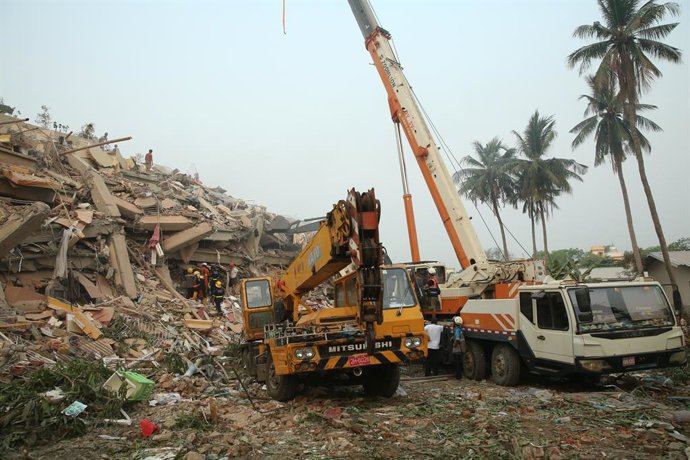 MANDALAY, 30 de maro de 2025 -- Socorristas realizam trabalhos de socorro e resgate após um terremoto em Mandalay, Mianmar, em 30 de maro de 2025. Um total de 1.644 pessoas morreram, 3.408 ficaram feridas e 139 permaneceram desaparecidas no terremoto 