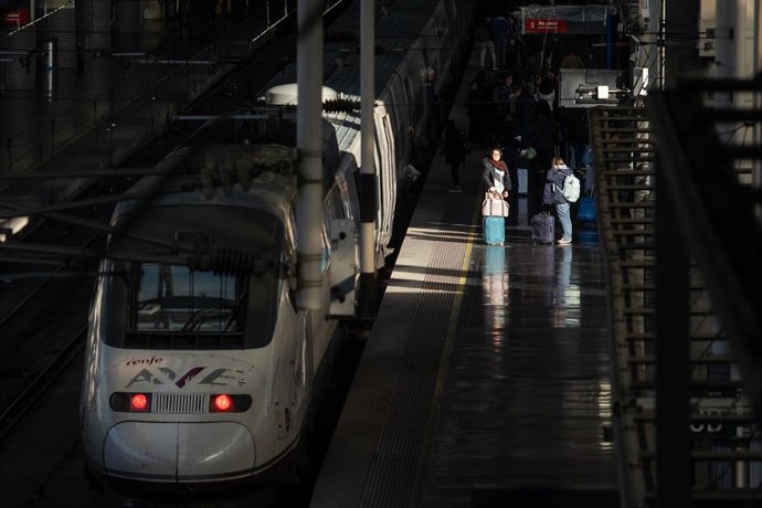 Varias personas junto a un AVE estacionado en la estación de Atocha-Almudena Grandes, a 26 de marzo de 2025, en Madrid (España). Imagen de archivo.