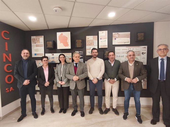 El presidente de  la Diputación de Córdoba., Salvador Fuentes, junto a otros miembros de la institución.