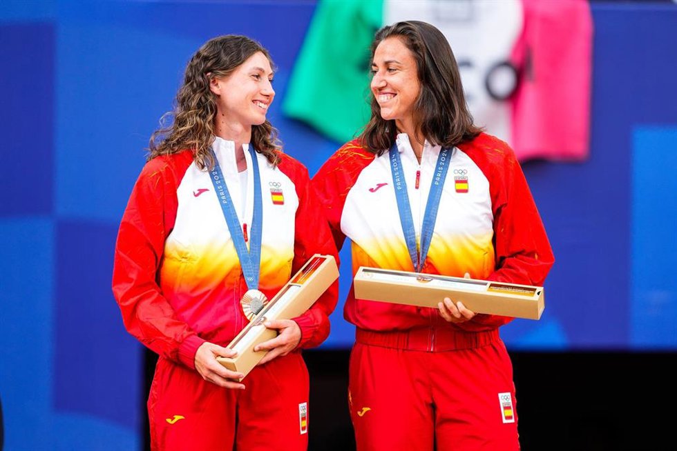 Archivo - Cristina Bucsa y Sara Sorribes tras recibir sus medallas de bronce en los Juegos Olímpicos de París