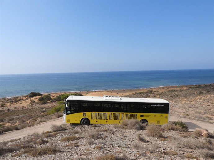 Imágenes del servicio de autobuses habilitado el pasado año para los visitantes del Parque Regional de Calblanque.