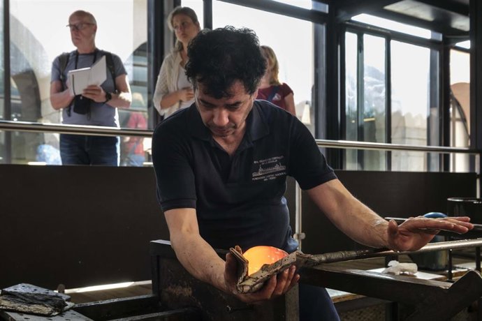 Archivo - Soplado de vidrio en La Granja de San Ildefonso.