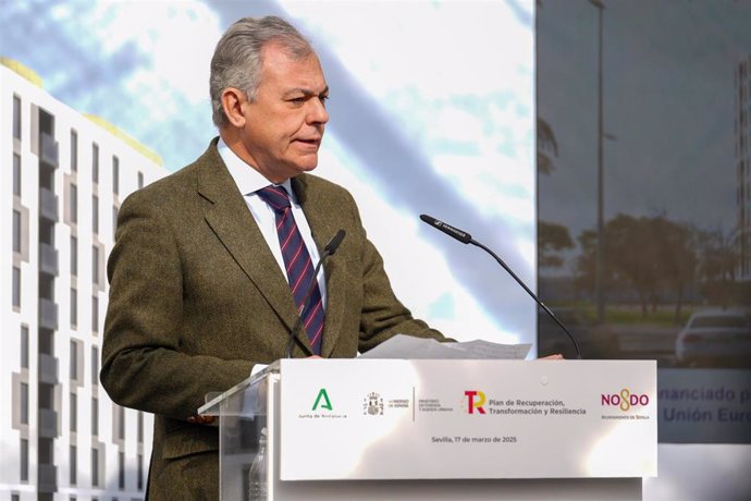 El alcalde de Sevilla, José Luis Sanz interviene en el acto de entrega de llaves de viviendas de alquiler asequible. A 17 de marzo de 2025 en Sevilla, Andalucía (España). Imagen de archivo.