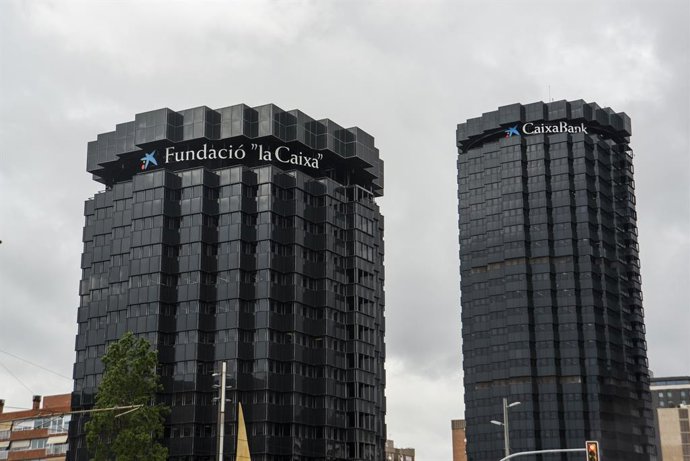Archivo - Arquivo - Vista da fachada das Torres La Caixa, em 23 de maio de 2024, em Barcelona, Catalunha (Espanha). Em 20 de maio, a Sociedad Estatal de Participaciones Industriales (SEPI) anunciou que havia adquirido 10% da Telefónica. Após o anúncio,