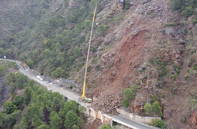 Trabajos para reparar la carretera A-397 entre Ronda y San Pedro.