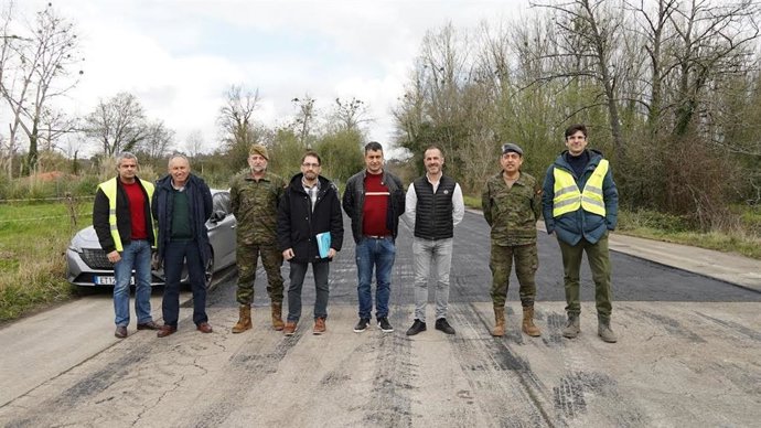 El alcalde de Siero, en la vía de acceso a Cabo Noval