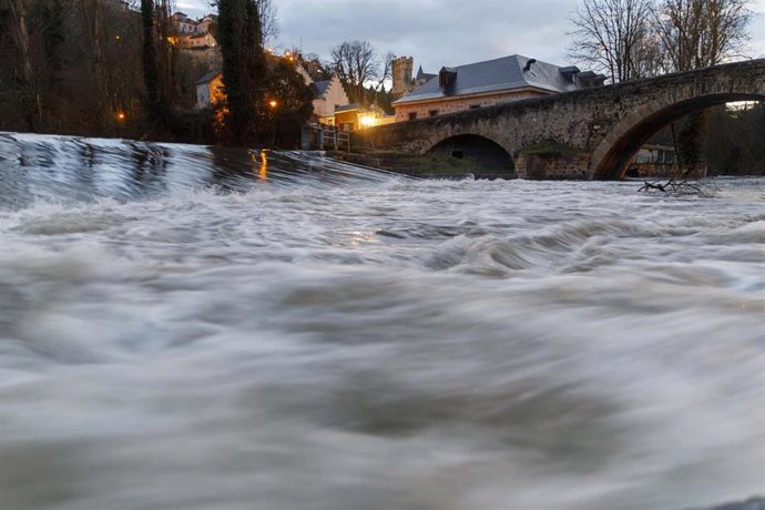 El río Eresma a su paso por la Casa de la Moneda, a 6 de marzo de 2025, en Segovia