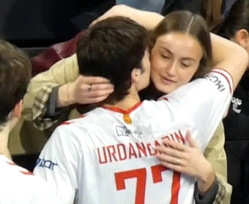 Pablo Urdangarin con Johanna Zott tras el partido con su equipo, BM Fraikin Granollers, contra el Rebi Cuenca, a 19 de marzo de 2025, en Barcelona (Cataluña, España).
