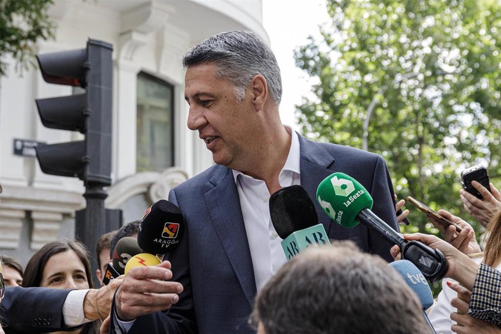 Archivo - El exalcalde de Badalona (Barcelona) y líder del grupo municipal del PP en el Ayuntamiento, Xavier García Albiol, atiende a medios a su llegada a la Junta Directiva del PP, en la sede de Génova, a 30 de mayo de 2023, en Madrid
