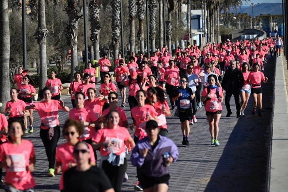 Valencia vive la Carrera de la Mujer Central Lechera Asturiana más solidaria