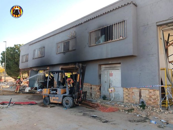Rescatan a dos personas y un perro en un incendio en una nave afectada por la dana en Torrent