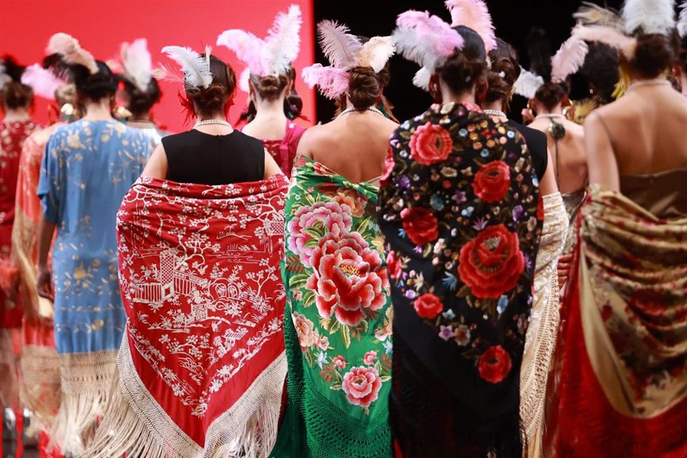 Archivo - Desfile De Cantón a Sevilla: Foronda 100 años, en la inauguración del Salón de la Moda Flamenca 2024. 