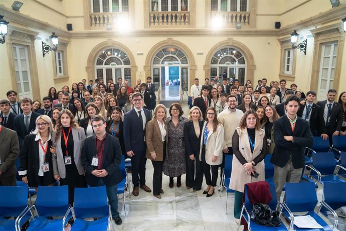El Patio de Luces de Diputación alberga la final del III Torneo de Debate y Oratoria de la Universidad de Almería.