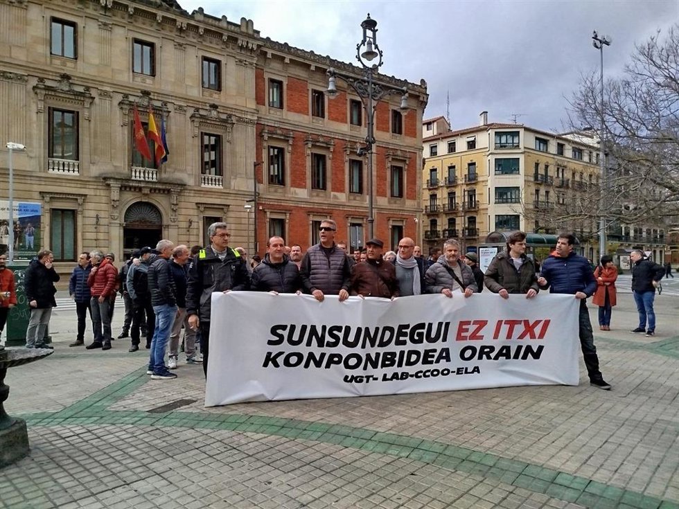 Concentración del comité de empresa de Sunsundegui frente al Parlamento de Navarra.