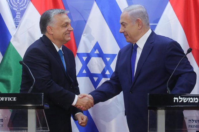 Archivo - JERUSALÉM, 19 de julho de 2018 O primeiro-ministro israelense Benjamin Netanyahu (dir.) cumprimenta o primeiro-ministro húngaro Viktor Orban durante uma coletiva de imprensa conjunta em Jerusalém, em 19 de julho de 2018. Viktor Orban, conhecido 