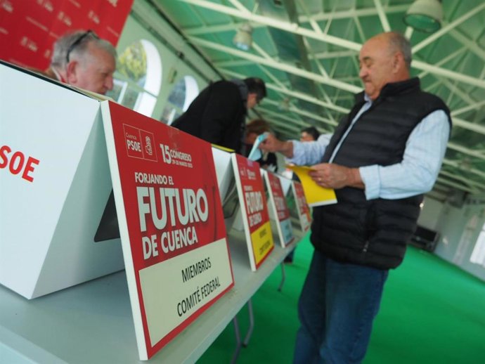 Votación en el 15 Congreso provincial del PSOE en Cuenca.