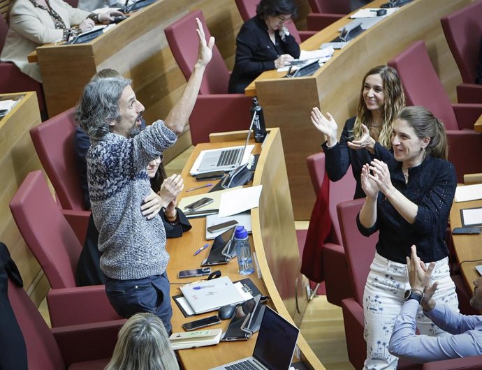 Archivo - El diputado de Compromís Juan Bordera pide la palabra en Les Corts