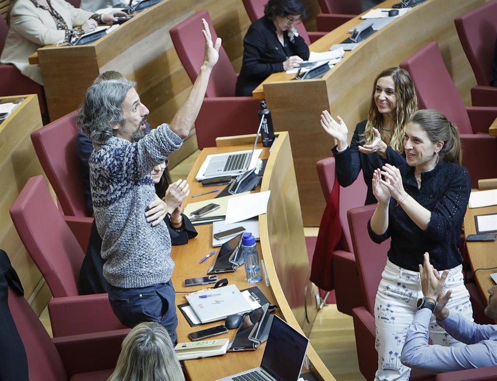 Archivo - El diputado de Compromís Juan Bordera pide la palabra en Les Corts