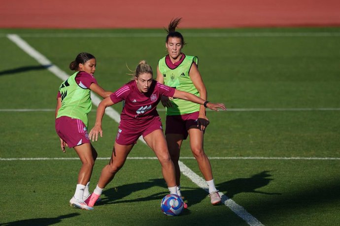 Archivo - Alexia Putellas junto a Vicky López y Patri Guijarro en un entrenamiento de la selección española femenina de fútbol