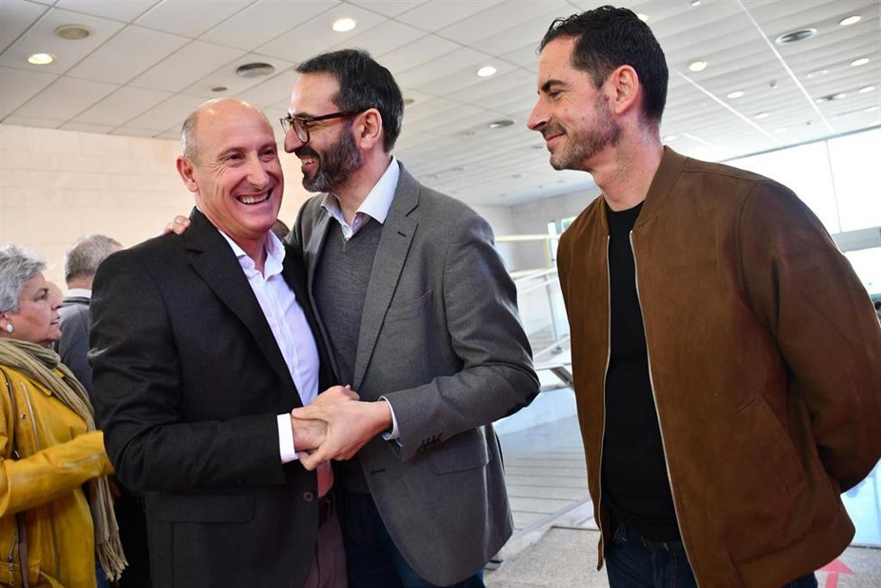 El secretario de organización del PSOE de Castilla-La Mancha, Sergio Gutiérrez, abraza al reelegido secretario general provincial de Cuenca, Luis Carlos Sahuquillo.