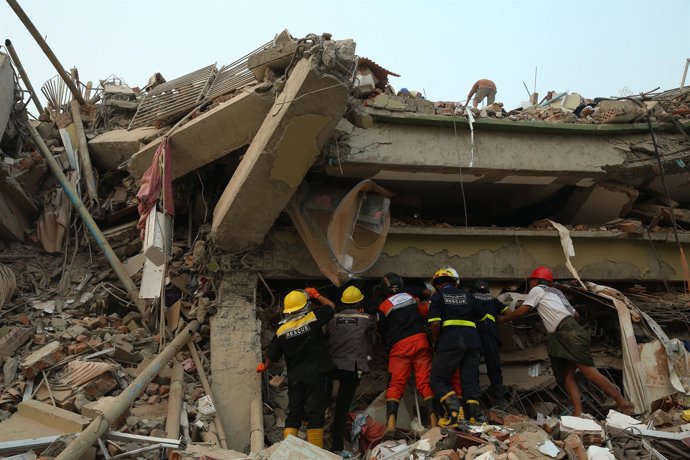 MANDALAY, March 30, 2025  -- Rescuers carry out disaster relief and rescue efforts after an earthquake in Mandalay, Myanmar, March 30, 2025. A total of 1,644 people died, 3,408 were injured and 139 remained missing in the earthquake in Myanmar, the countr