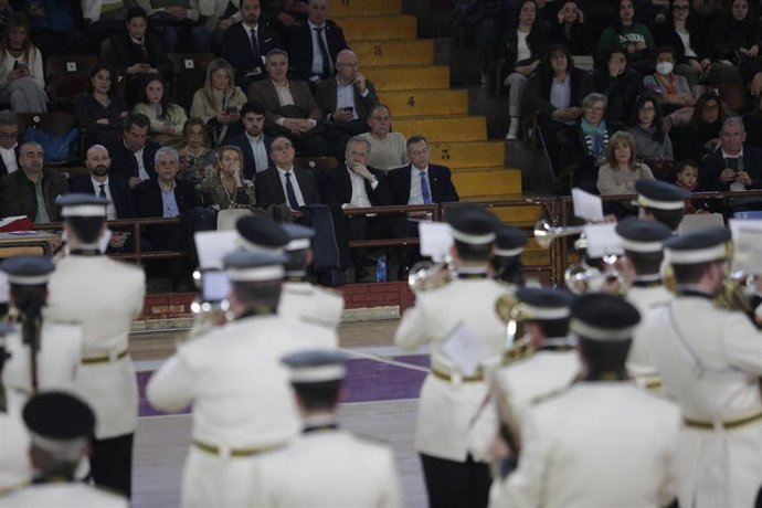 El presidente de las Cortes, Carlos Pollán, entre el público del concierto 'El Sonido de la Pasión', celebrado este domingo en León.