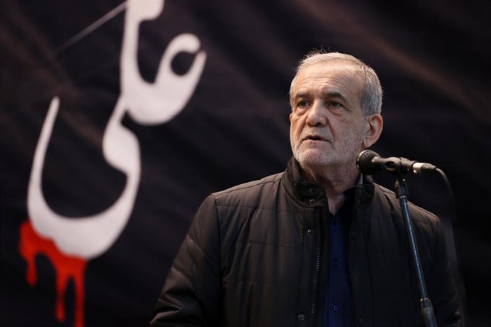 22 de março de 2025, Teerã, Irã: O presidente do Irã, MASOUD PEZESHKIAN, discursa em uma cerimônia religiosa durante o mês sagrado do Ramadã no Mausoléu de Ruhollah Khomeini, no sul de Teerã. Acredita-se que a Laylat al-Qadr, também conhecida como a Noite