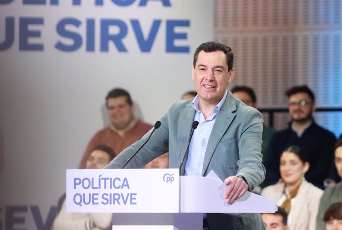Juanma Moreno, este domingo, durante su intervención en la clausura de la 27 Interparlamentaria del PP, en Sevilla