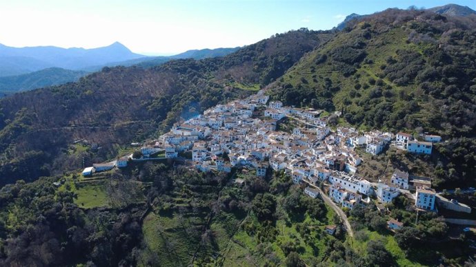 Vista del municipio de Benalauría, en el Valle del Genal.