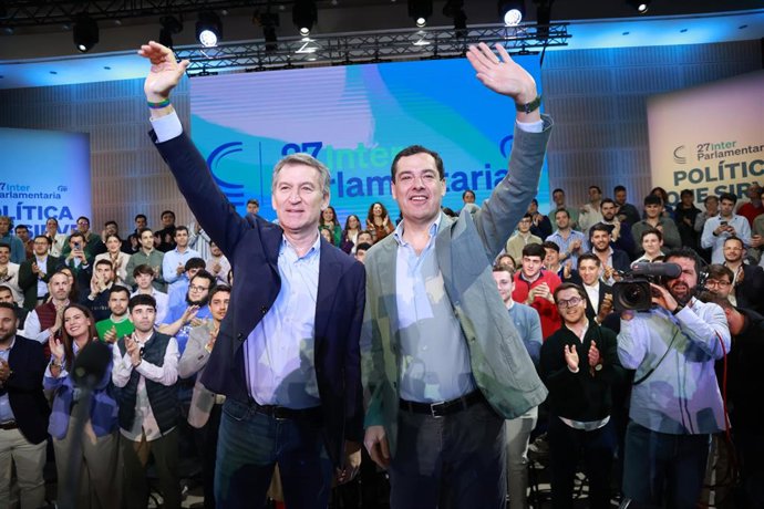 Alberto Núñez Feijóo e Juanma Moreno, neste domingo, em Sevilha, na cerimônia de encerramento da Assembleia Parlamentar Interparlamentar do PP.