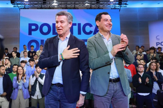 El presidente del PP de Andalucía, Juanma Moreno (d), y el presidente nacional, Alberto Núñez Feijóo (i), clausuran la 27ª Interparlamentaria del PP. A 30 de marzo de 2025, en Sevilla (Andalucía , España).