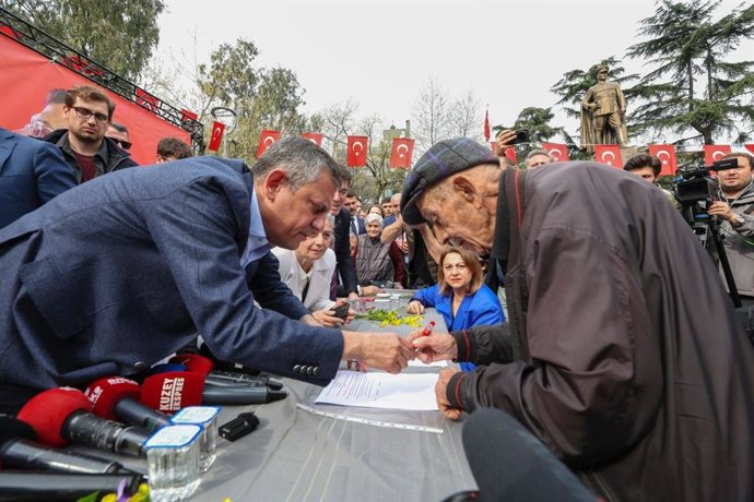 El presidente del CHP, Özgür Özel, durante la campaña de recogida de firmas por la libertad de Ekrem Imamoglu