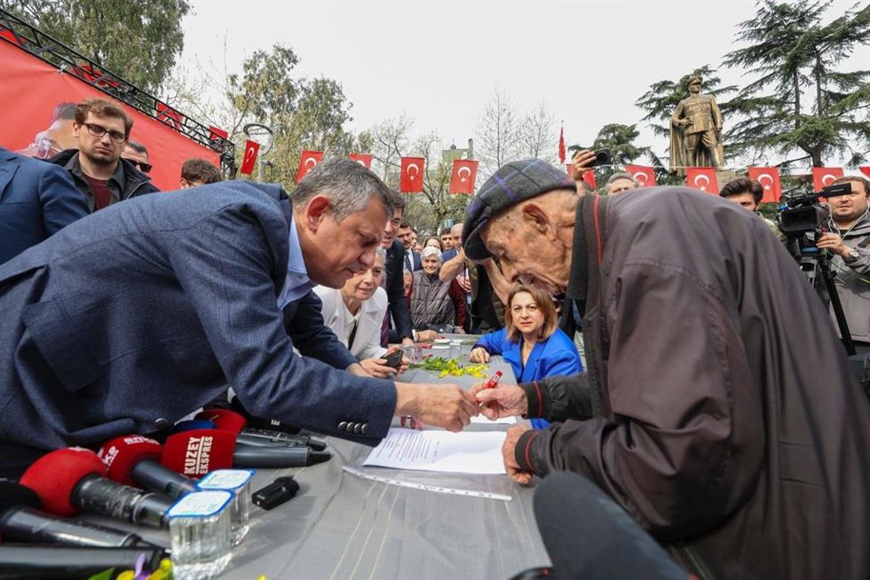 El presidente del CHP, zgür zel, durante la campaña de recogida de firmas por la libertad de Ekrem Imamoglu