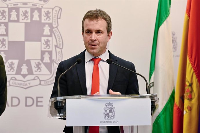 Archivo - El alcalde de Jaén, Julio Millán, interviene tras la visita del consejero de la Presidencia, Interior, Diálogo Social y Simplificación Administrativa, Antonio Sanz. A 18 de febrero de 2025, en Jaén (Andalucía, España). Imagen de archivo.