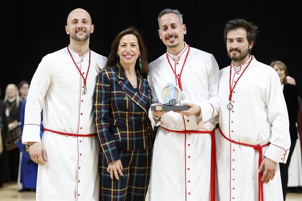 La alcaldesa de Zaragoza, Natalia Chueca, con varios integrantes de la La cofradía de La Columna,  vencedora del L Concurso y Exaltación de Instrumentos de la Semana Santa de Zaragoza.