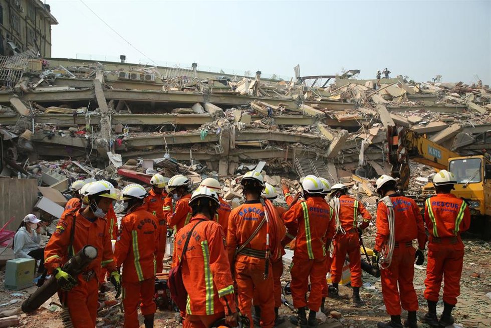 Tareas de rescate tras el terremoto en Birmania