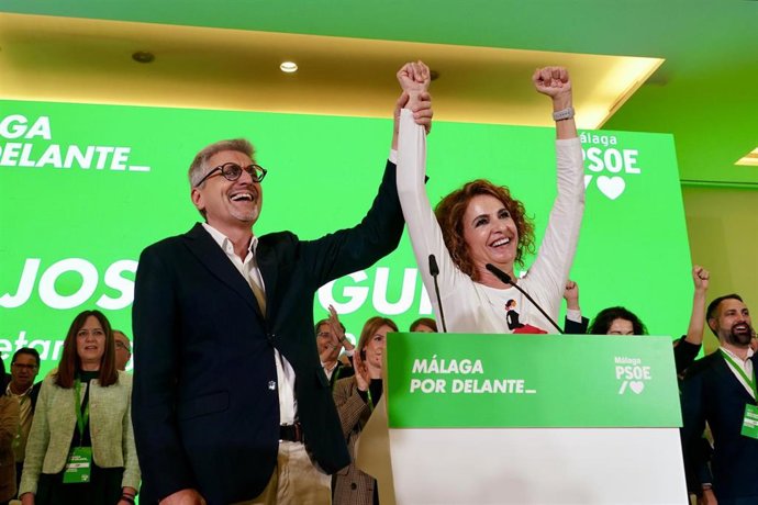 (I) El secretario general del PSOE de Málaga, Josele Aguilar, y (D) la secretaria general del PSOE-A, María Jesús Montero, intervienen en el congreso del PSOE de Málaga.